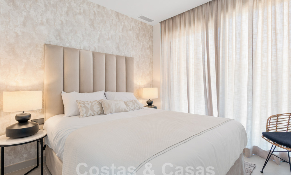 Villa modernista pareada en venta a un paso de la playa cerca de Puerto Banús en Marbella 58951