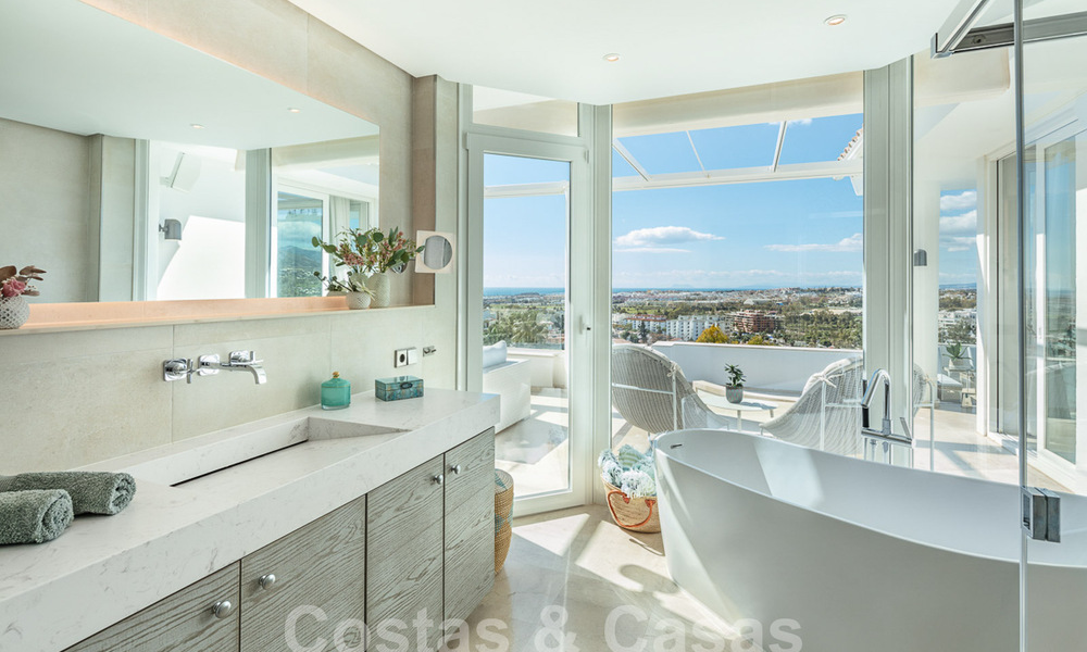 Villa de lujo mediterránea con vistas panorámicas al mar en venta en el valle del golf de Nueva Andalucia en Marbella 59101