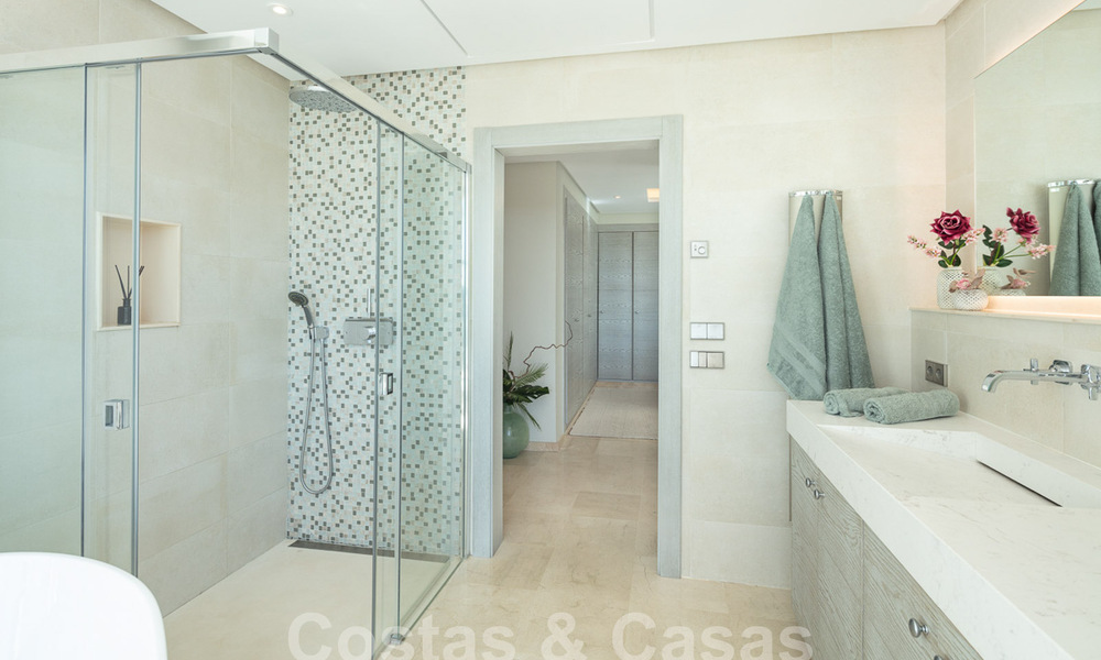 Villa de lujo mediterránea con vistas panorámicas al mar en venta en el valle del golf de Nueva Andalucia en Marbella 59103