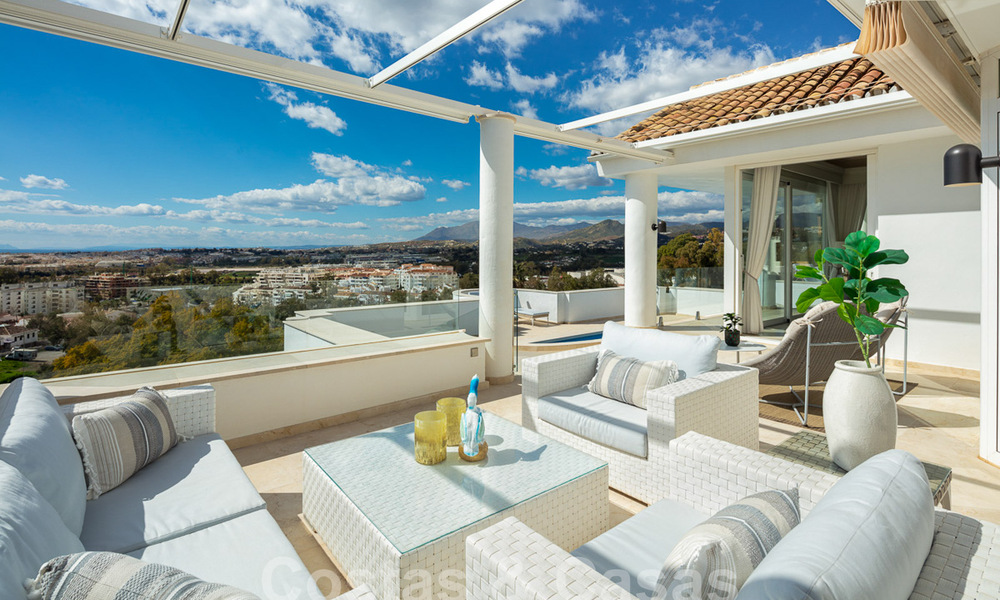 Villa de lujo mediterránea con vistas panorámicas al mar en venta en el valle del golf de Nueva Andalucia en Marbella 59106