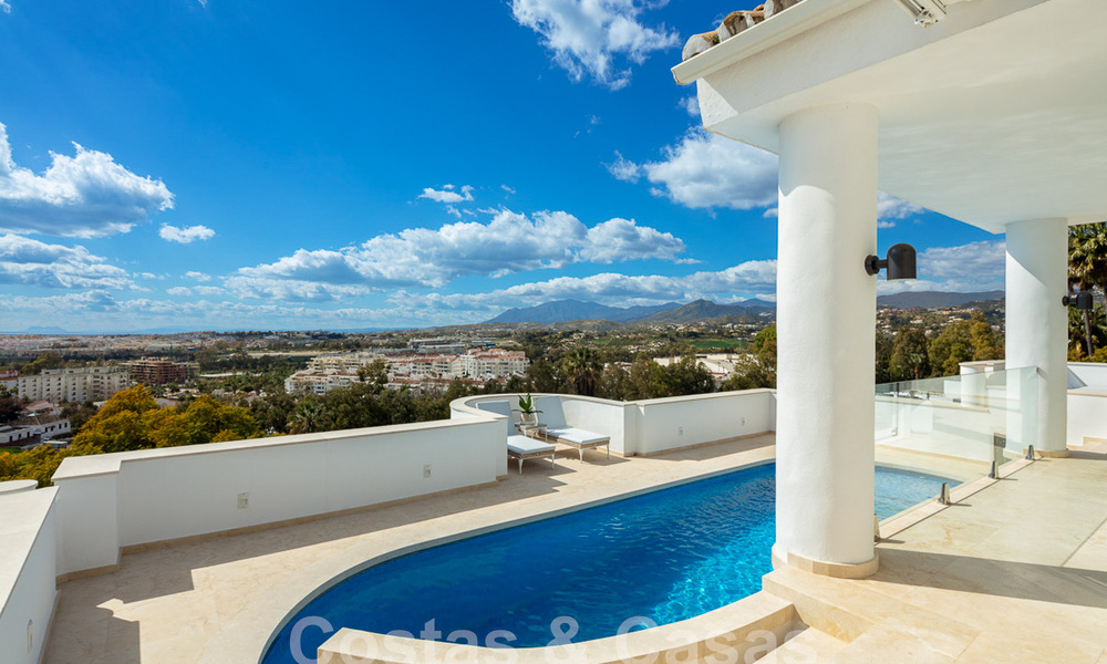 Villa de lujo mediterránea con vistas panorámicas al mar en venta en el valle del golf de Nueva Andalucia en Marbella 59107