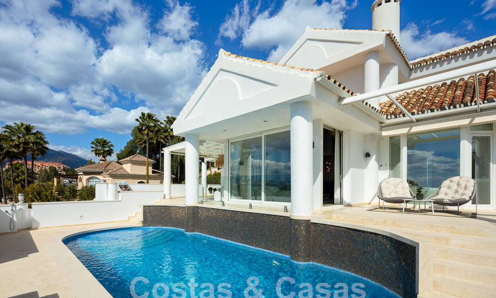 Villa de lujo mediterránea con vistas panorámicas al mar en venta en el valle del golf de Nueva Andalucia en Marbella 59108