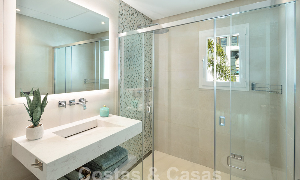 Villa de lujo mediterránea con vistas panorámicas al mar en venta en el valle del golf de Nueva Andalucia en Marbella 59111