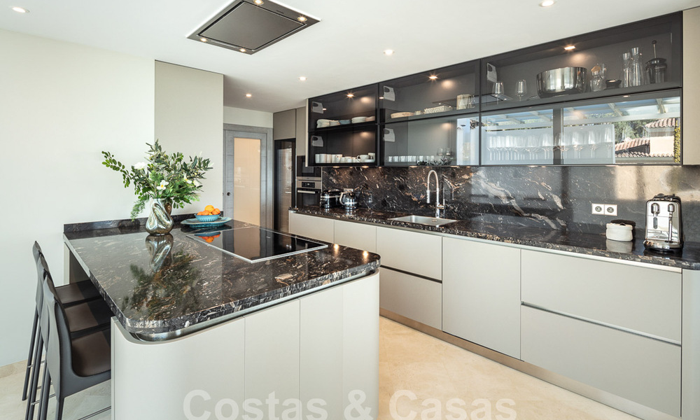 Villa de lujo mediterránea con vistas panorámicas al mar en venta en el valle del golf de Nueva Andalucia en Marbella 59128