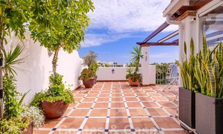 Ático en venta con solárium y vistas de 360°, a un paso de la playa y del centro de Puerto Banús, Marbella 59041 