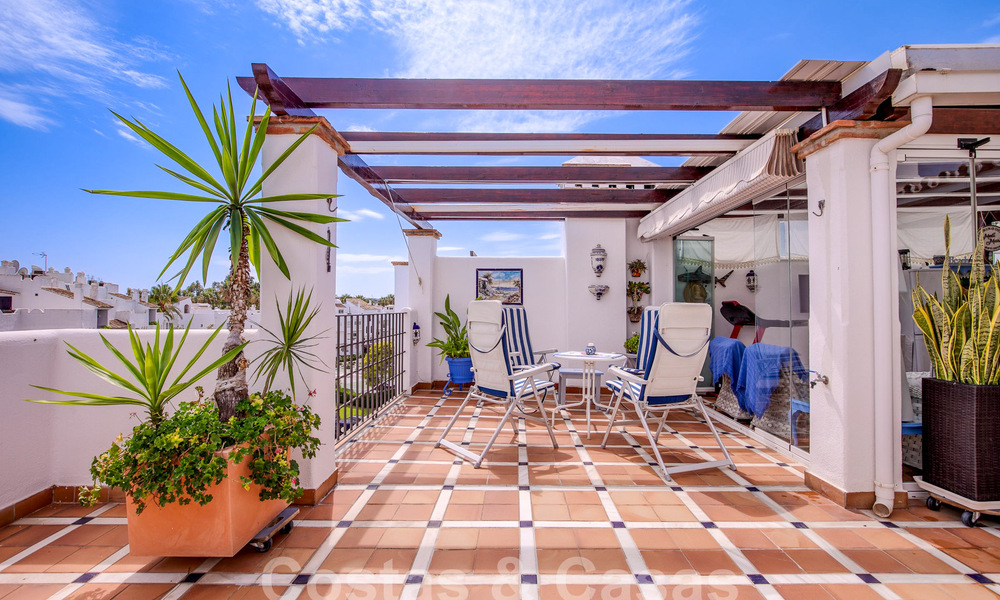 Ático en venta con solárium y vistas de 360°, a un paso de la playa y del centro de Puerto Banús, Marbella 59042