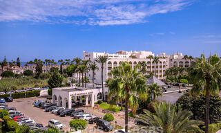 Ático en venta con solárium y vistas de 360°, a un paso de la playa y del centro de Puerto Banús, Marbella 59043 