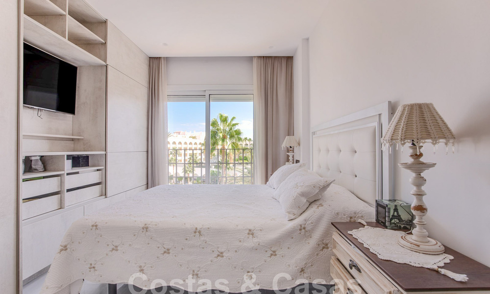 Ático en venta con solárium y vistas de 360°, a un paso de la playa y del centro de Puerto Banús, Marbella 59050