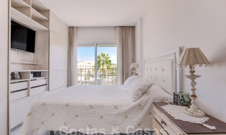 Ático en venta con solárium y vistas de 360°, a un paso de la playa y del centro de Puerto Banús, Marbella 59050 