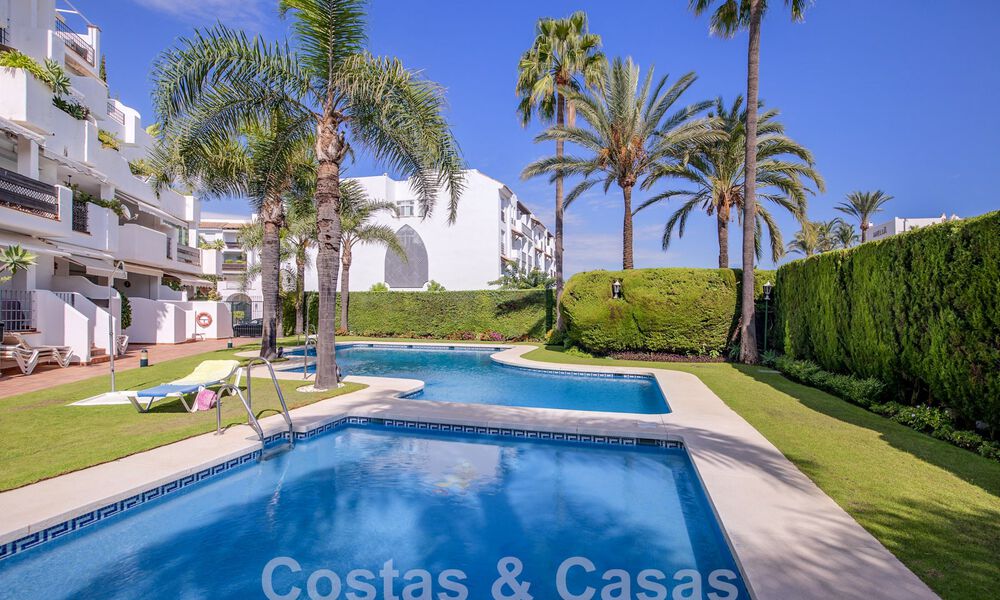 Ático en venta con solárium y vistas de 360°, a un paso de la playa y del centro de Puerto Banús, Marbella 59052