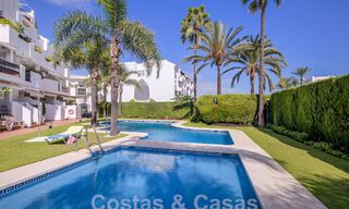 Ático en venta con solárium y vistas de 360°, a un paso de la playa y del centro de Puerto Banús, Marbella 59052 