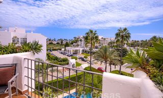 Ático en venta con solárium y vistas de 360°, a un paso de la playa y del centro de Puerto Banús, Marbella 59054 