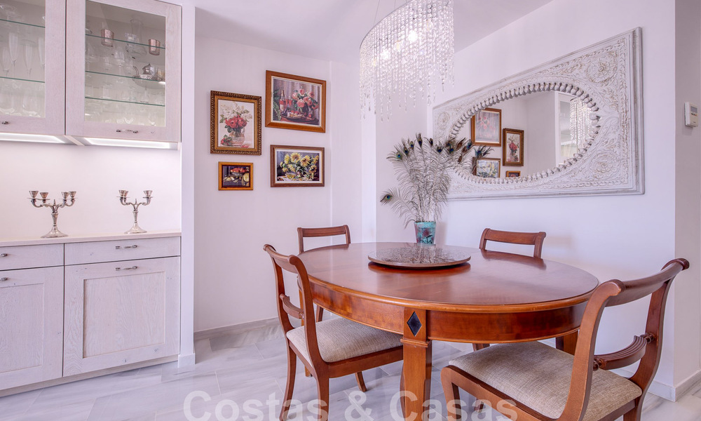 Ático en venta con solárium y vistas de 360°, a un paso de la playa y del centro de Puerto Banús, Marbella 59057