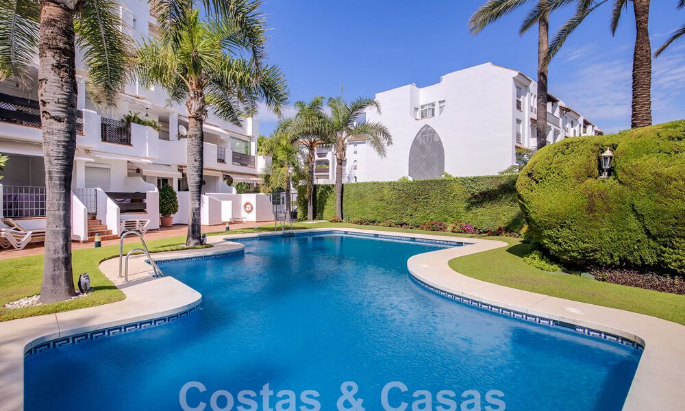 Ático en venta con solárium y vistas de 360°, a un paso de la playa y del centro de Puerto Banús, Marbella 59058