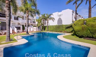 Ático en venta con solárium y vistas de 360°, a un paso de la playa y del centro de Puerto Banús, Marbella 59058 