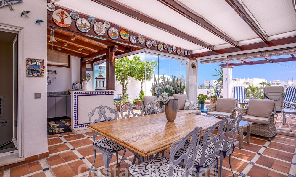 Ático en venta con solárium y vistas de 360°, a un paso de la playa y del centro de Puerto Banús, Marbella 59060