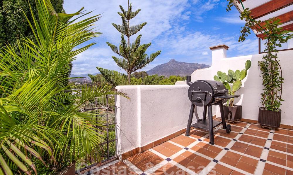 Ático en venta con solárium y vistas de 360°, a un paso de la playa y del centro de Puerto Banús, Marbella 59061