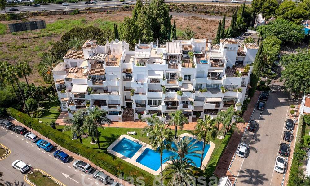 Ático en venta con solárium y vistas de 360°, a un paso de la playa y del centro de Puerto Banús, Marbella 59063