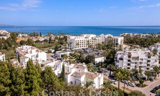 Ático en venta con solárium y vistas de 360°, a un paso de la playa y del centro de Puerto Banús, Marbella 59064 