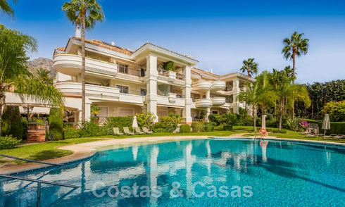 Amplio apartamento de lujo en venta con vistas panorámicas al mar en urbanización cerrada en la Milla de Oro, Marbella 59800