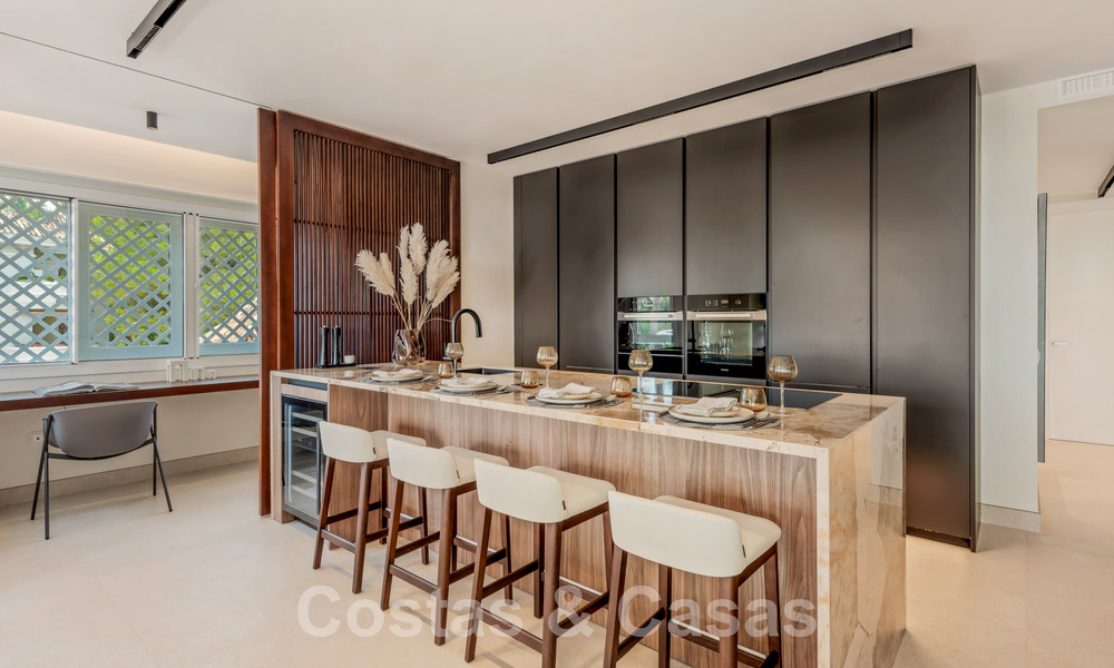 Amplio apartamento de lujo en venta con vistas panorámicas al mar en urbanización cerrada en la Milla de Oro, Marbella 59819