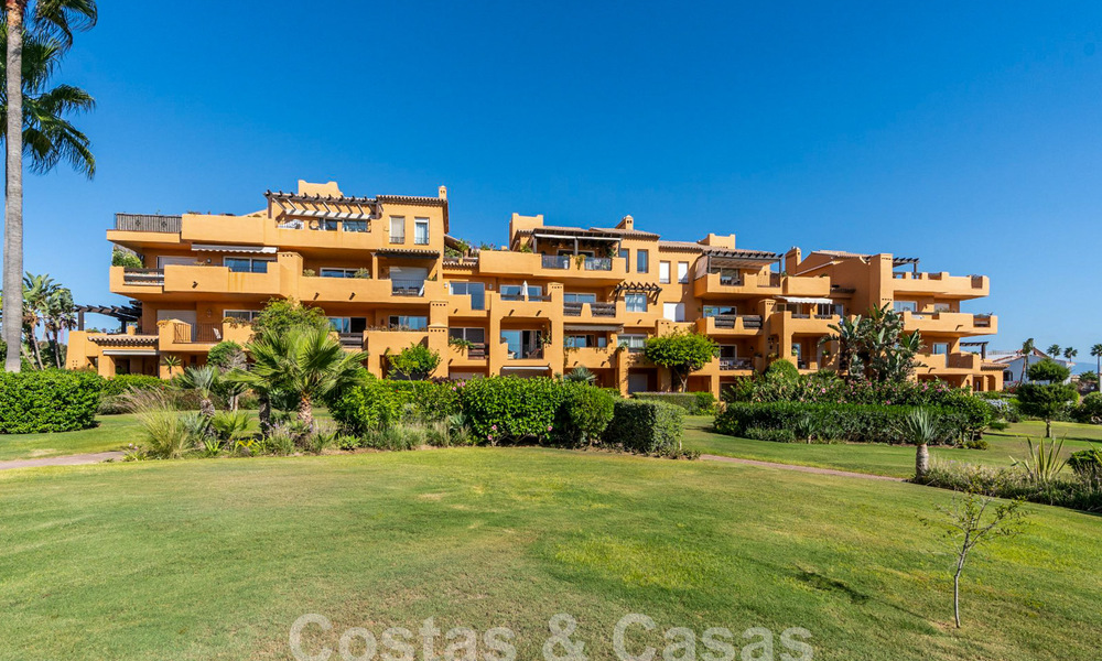 Amplio ático en venta en complejo cerrado de playa con magníficas vistas al mar en La Duquesa, Costa del Sol 59298