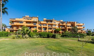 Amplio ático en venta en complejo cerrado de playa con magníficas vistas al mar en La Duquesa, Costa del Sol 59298 