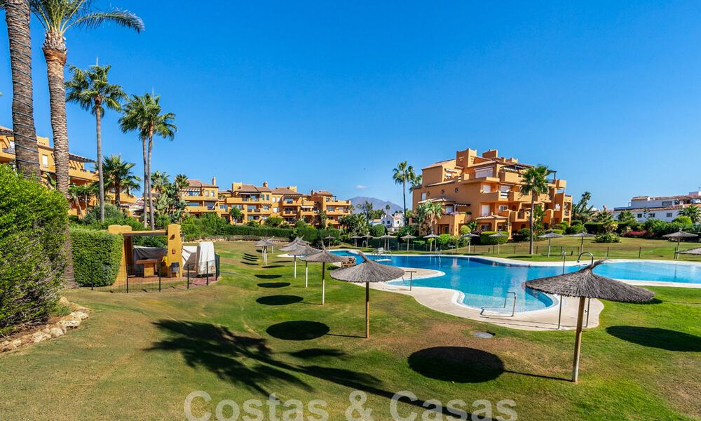 Amplio ático en venta en complejo cerrado de playa con magníficas vistas al mar en La Duquesa, Costa del Sol 59299