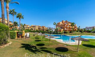 Amplio ático en venta en complejo cerrado de playa con magníficas vistas al mar en La Duquesa, Costa del Sol 59299 