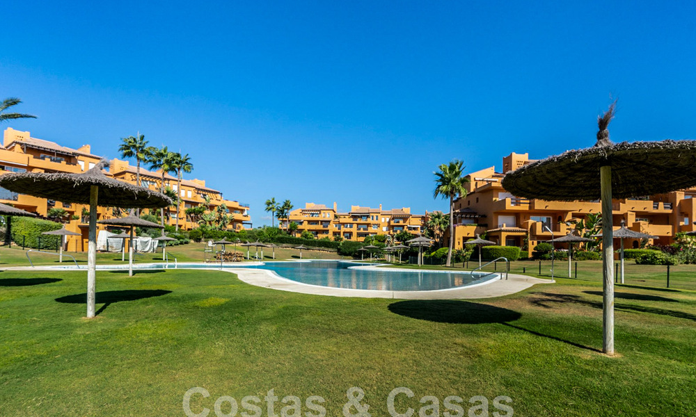 Amplio ático en venta en complejo cerrado de playa con magníficas vistas al mar en La Duquesa, Costa del Sol 59300