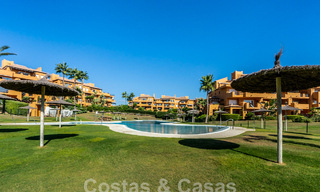 Amplio ático en venta en complejo cerrado de playa con magníficas vistas al mar en La Duquesa, Costa del Sol 59300 