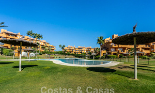 Amplio ático en venta en complejo cerrado de playa con magníficas vistas al mar en La Duquesa, Costa del Sol 59300 