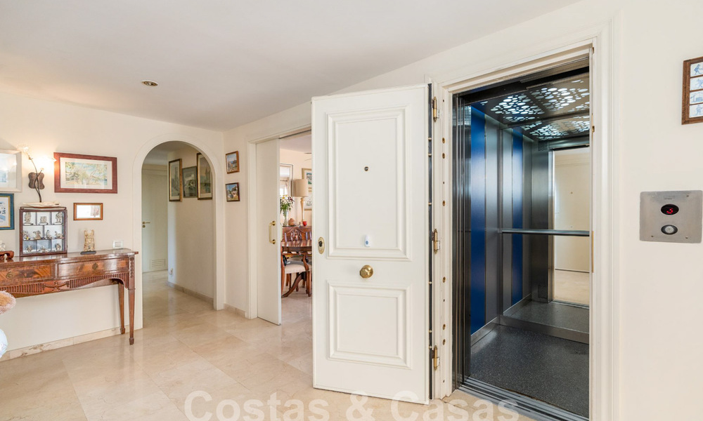 Amplio ático en venta en complejo cerrado de playa con magníficas vistas al mar en La Duquesa, Costa del Sol 59304