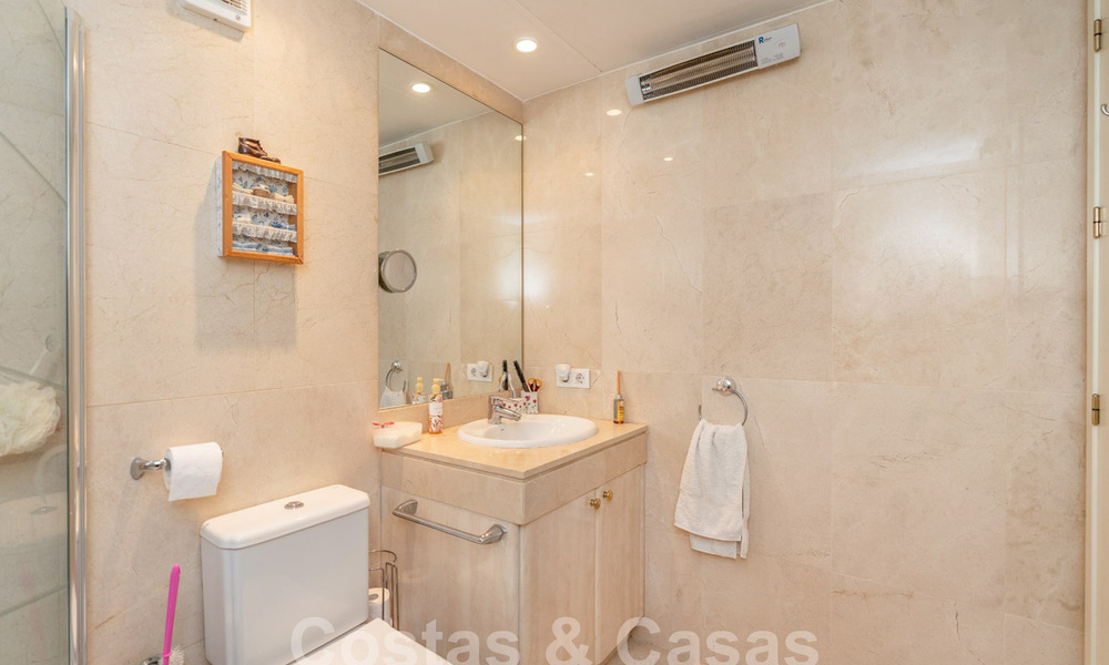 Amplio ático en venta en complejo cerrado de playa con magníficas vistas al mar en La Duquesa, Costa del Sol 59308