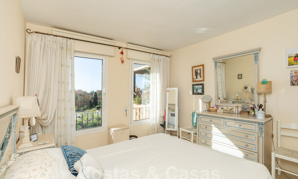 Amplio ático en venta en complejo cerrado de playa con magníficas vistas al mar en La Duquesa, Costa del Sol 59312