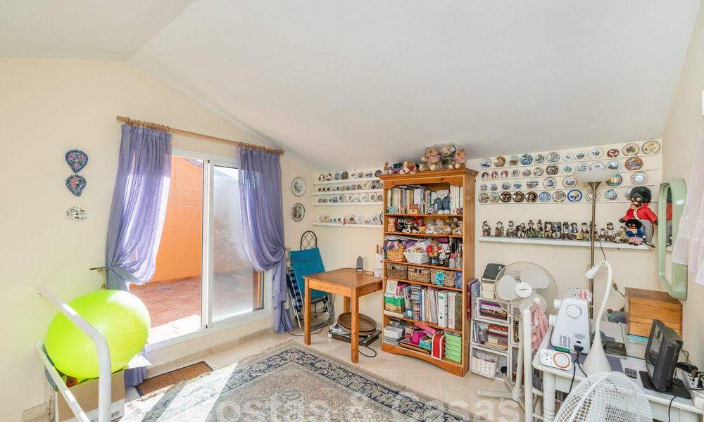 Amplio ático en venta en complejo cerrado de playa con magníficas vistas al mar en La Duquesa, Costa del Sol 59313