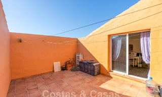 Amplio ático en venta en complejo cerrado de playa con magníficas vistas al mar en La Duquesa, Costa del Sol 59314 