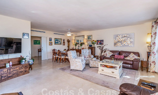 Amplio ático en venta en complejo cerrado de playa con magníficas vistas al mar en La Duquesa, Costa del Sol 59317 