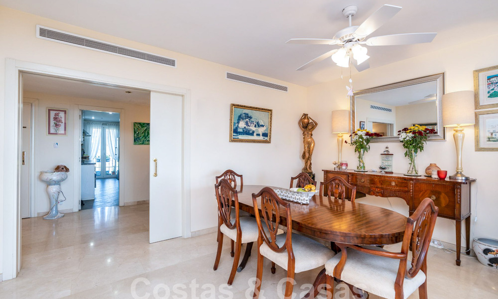 Amplio ático en venta en complejo cerrado de playa con magníficas vistas al mar en La Duquesa, Costa del Sol 59319