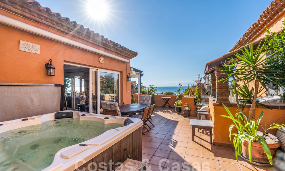 Amplio ático en venta en complejo cerrado de playa con magníficas vistas al mar en La Duquesa, Costa del Sol 59324