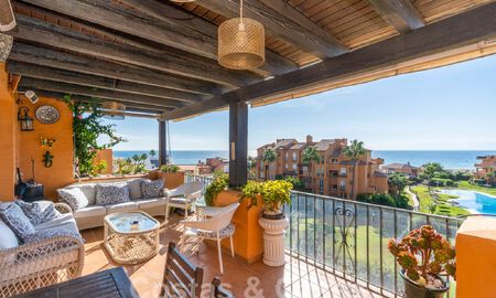 Amplio ático en venta en complejo cerrado de playa con magníficas vistas al mar en La Duquesa, Costa del Sol 59328