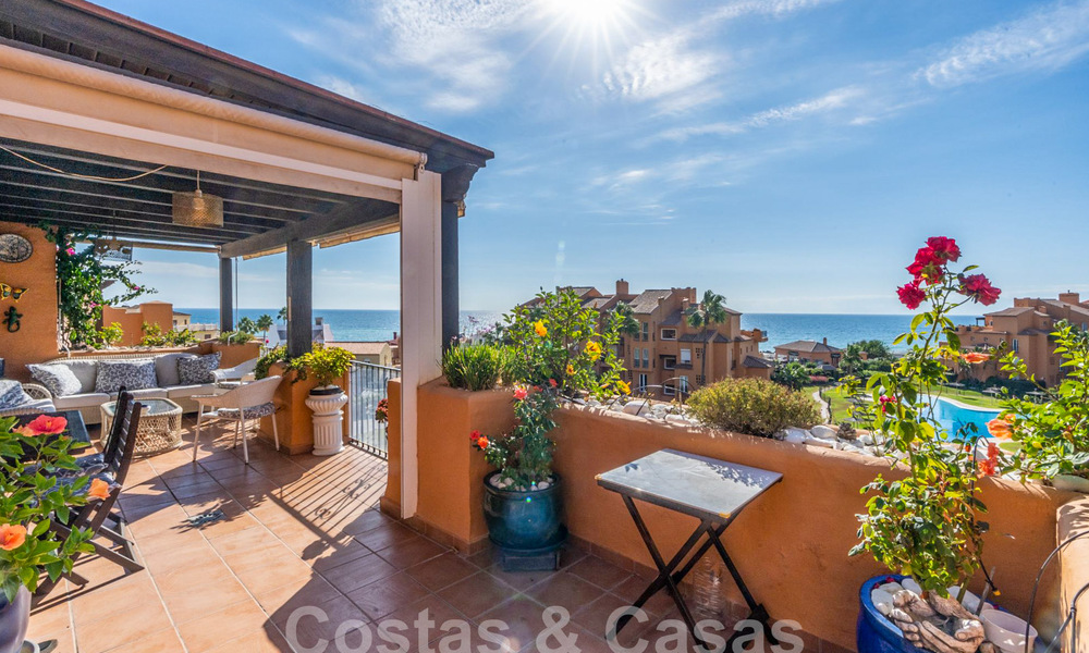 Amplio ático en venta en complejo cerrado de playa con magníficas vistas al mar en La Duquesa, Costa del Sol 59329