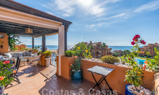 Amplio ático en venta en complejo cerrado de playa con magníficas vistas al mar en La Duquesa, Costa del Sol 59329 