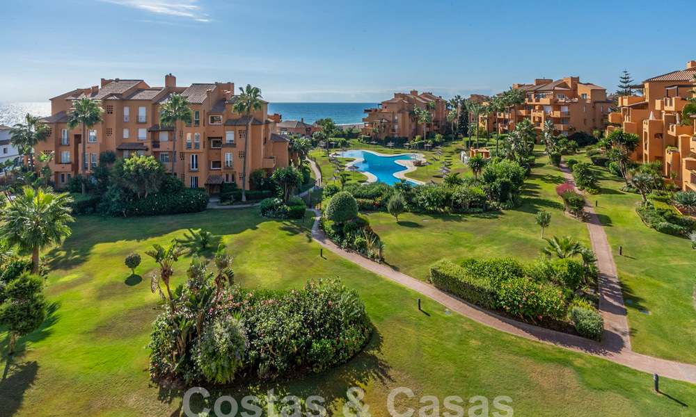 Amplio ático en venta en complejo cerrado de playa con magníficas vistas al mar en La Duquesa, Costa del Sol 59334