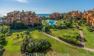 Amplio ático en venta en complejo cerrado de playa con magníficas vistas al mar en La Duquesa, Costa del Sol 59334 