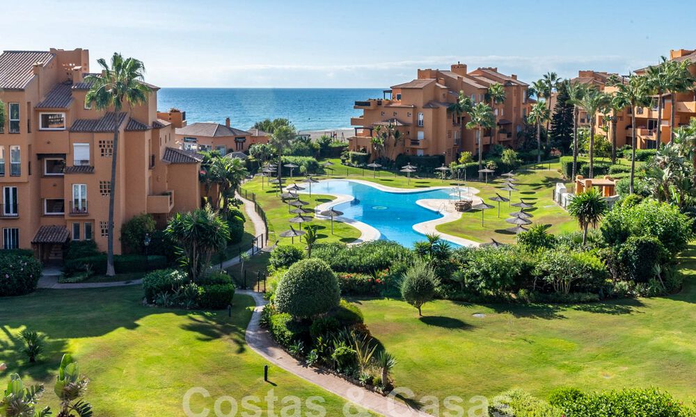 Amplio ático en venta en complejo cerrado de playa con magníficas vistas al mar en La Duquesa, Costa del Sol 59335