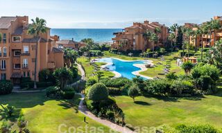 Amplio ático en venta en complejo cerrado de playa con magníficas vistas al mar en La Duquesa, Costa del Sol 59335 