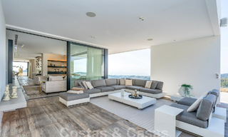 Moderna villa de lujo en venta con vistas al mar en urbanización cerrada rodeada de naturaleza en Marbella - Benahavis 59220 