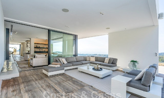 Moderna villa de lujo en venta con vistas al mar en urbanización cerrada rodeada de naturaleza en Marbella - Benahavis 59220 