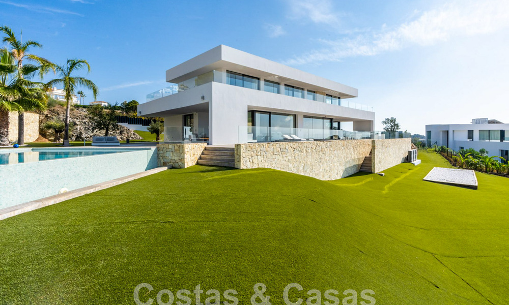 Moderna villa de lujo en venta con vistas al mar en urbanización cerrada rodeada de naturaleza en Marbella - Benahavis 59230